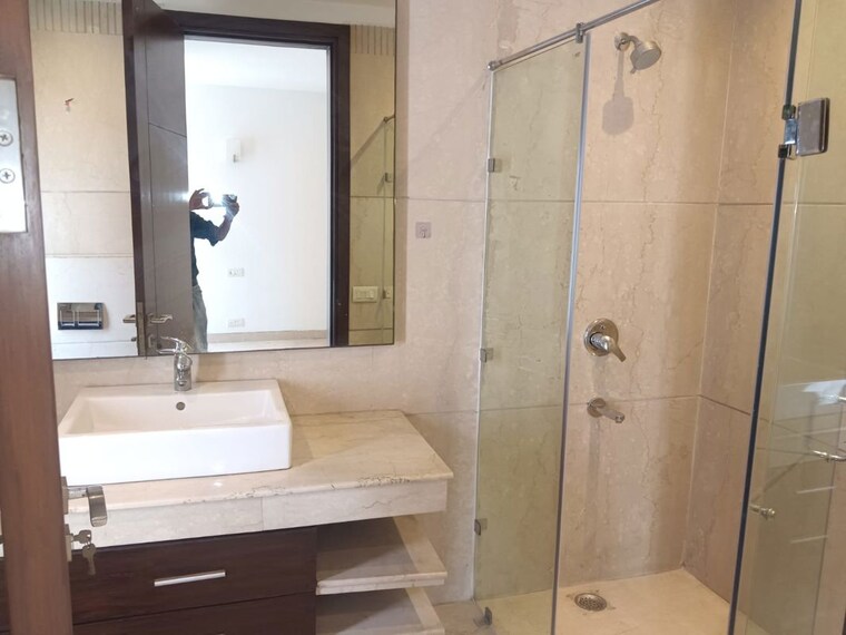 Bathroom, hauz khas 4 Bedroom 2200 Sq.Ft. Builder Floor In Hauz Khas Delhi 10740105