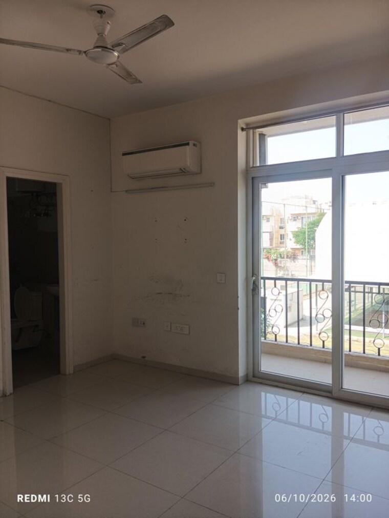 Room, emaar-emerald-estate 2.5 Bedroom 1000 Sq.Ft. Apartment In Sector 65 Gurgaon 10740169