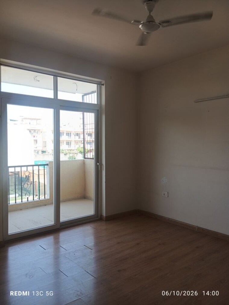 Room, emaar-emerald-estate 2.5 Bedroom 1000 Sq.Ft. Apartment In Sector 65 Gurgaon 10740169