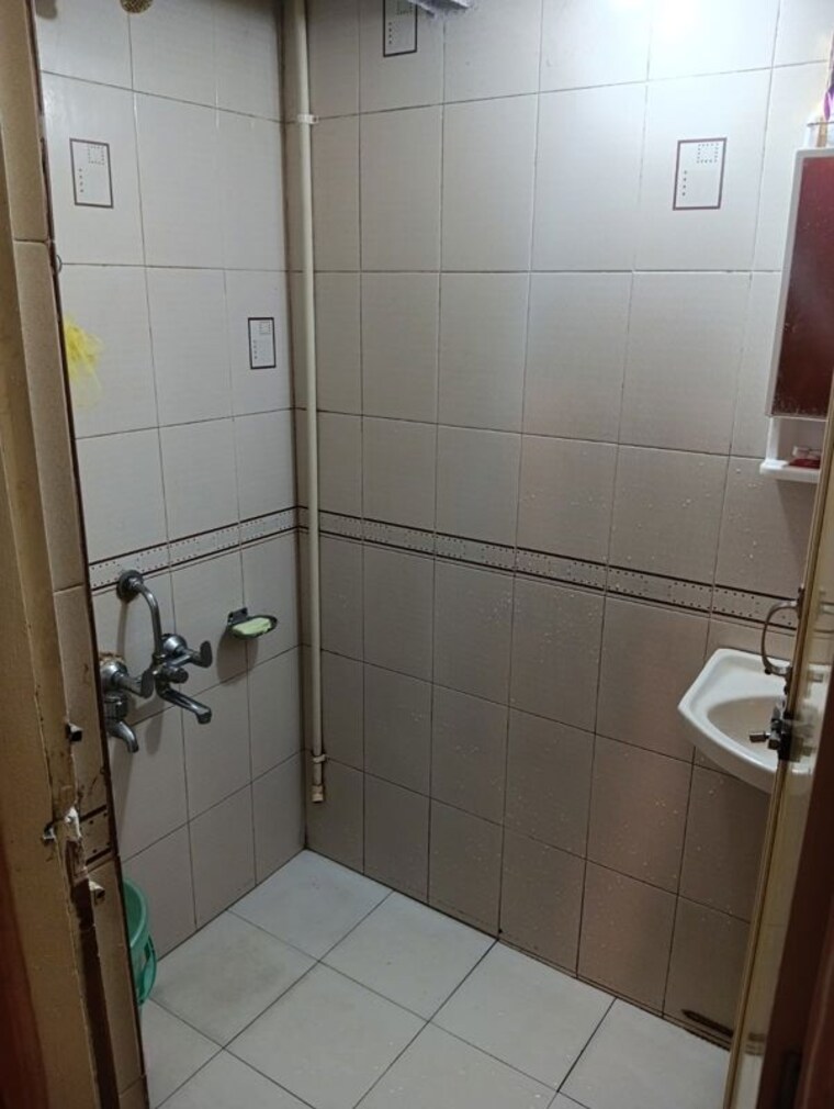 Bathroom, zainab-tower 1 Bedroom 350 Sq.Ft. Apartment In Madanpura Mumbai 10740200