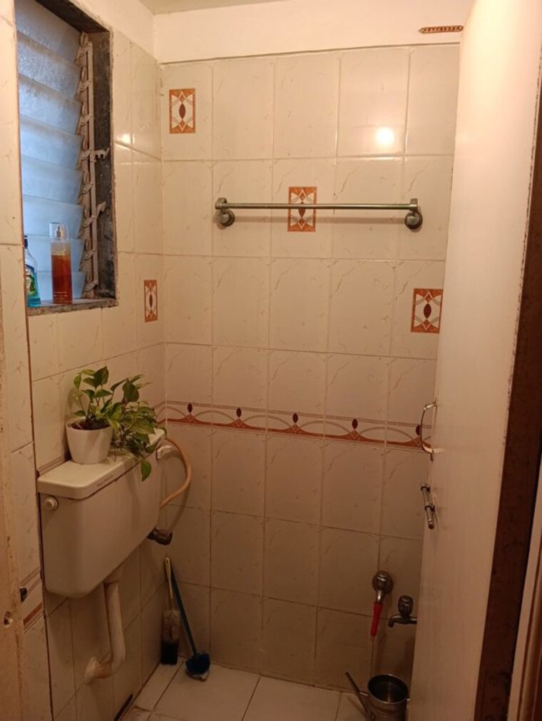 Bathroom, zainab-tower 1 Bedroom 350 Sq.Ft. Apartment In Madanpura Mumbai 10740200