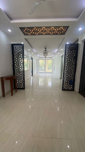 Building Lobby in 4 BHK Builder Floor at Sector 57 – for Rent