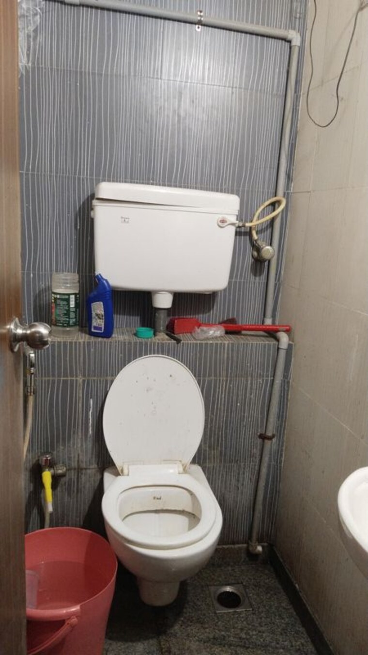 Bathroom, padmavati-darshan Commercial Shop 350 Sq.Ft. In Parel Mumbai 10740333