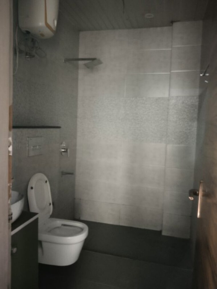Bathroom, palam vihar 3 Bedroom 2000 Sq.Ft. Builder Floor In Palam Vihar Gurgaon 10740410