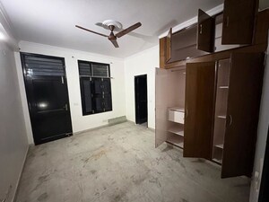 Room in 5 BHK Builder Floor at Sector 40 – for Rent