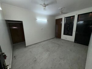 Room in 5 BHK Builder Floor at Sector 40 – for Rent