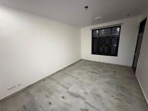 Room in 5 BHK Builder Floor at Sector 40 – for Rent