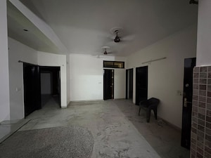 Room in 5 BHK Builder Floor at Sector 40 – for Rent