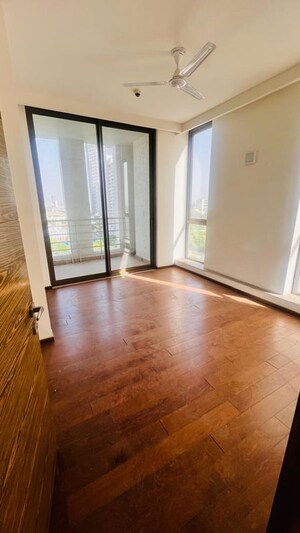 Room in 4 BHK Apartment at M3M Golf Estate, Sector 65 – for Rent