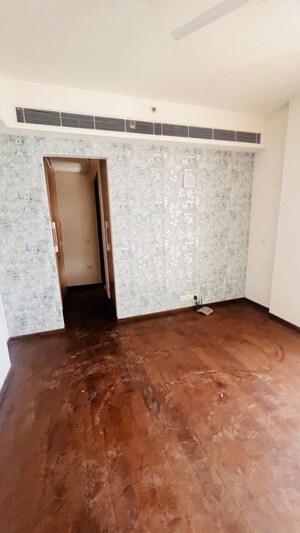 Room in 4 BHK Apartment at M3M Golf Estate, Sector 65 – for Rent