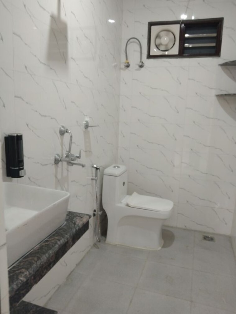 Bathroom, palam vihar 2 Bedroom 1000 Sq.Ft. Builder Floor In Palam Vihar Gurgaon 10740494