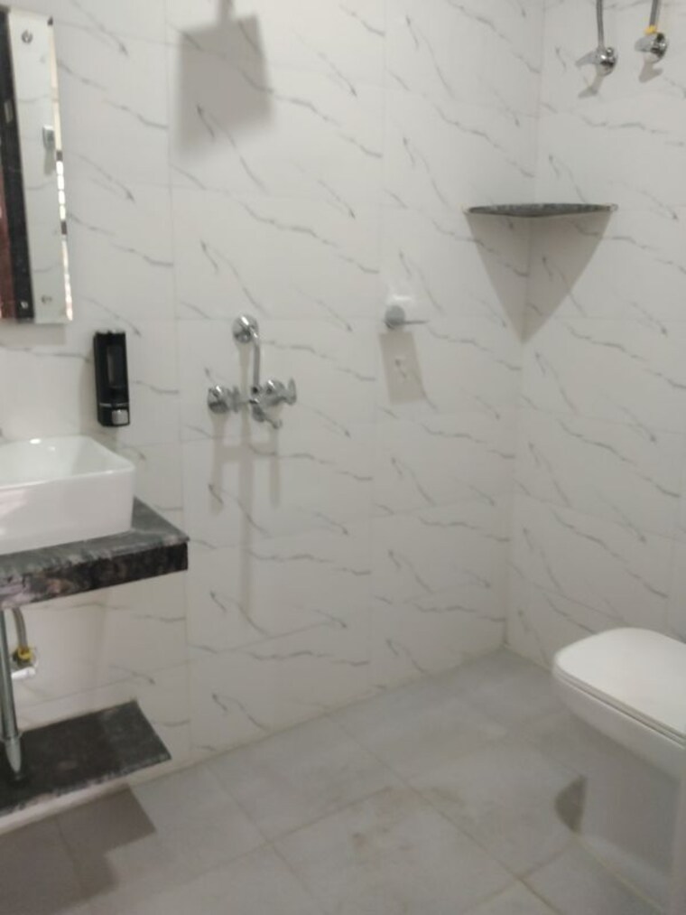 Bathroom, palam vihar 2 Bedroom 1000 Sq.Ft. Builder Floor In Palam Vihar Gurgaon 10740494