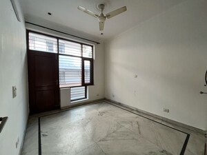 Room in 2.5 BHK Builder Floor at Ansal Sushant Lok I, Sector 43 – for Rent