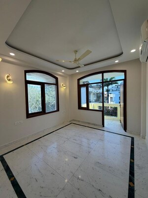 Room in 3.5 BHK Builder Floor at Dlf Phase ii – for Rent