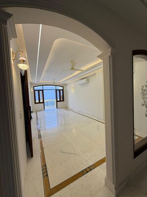 Building Lobby in 3.5 BHK Builder Floor at Dlf Phase ii – for Rent