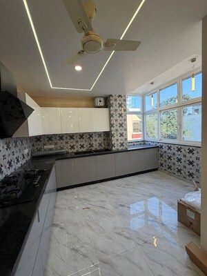 Kitchen in 3.5 BHK Builder Floor at Dlf Phase ii – for Rent