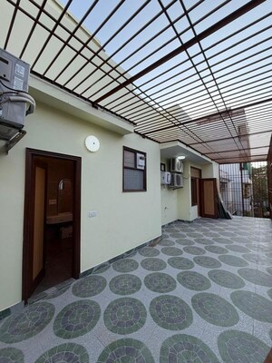 Parking in 3.5 BHK Builder Floor at Dlf Phase ii – for Rent