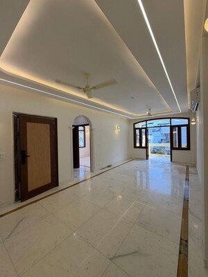 Room in 3.5 BHK Builder Floor at Dlf Phase ii – for Rent
