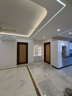 Building Lobby in 3.5 BHK Builder Floor at Dlf Phase ii – for Rent