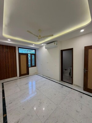 Room in 3.5 BHK Builder Floor at Dlf Phase ii – for Rent