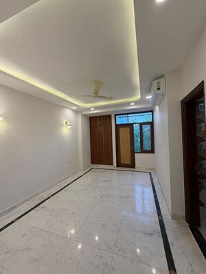 Room in 3.5 BHK Builder Floor at Dlf Phase ii – for Rent