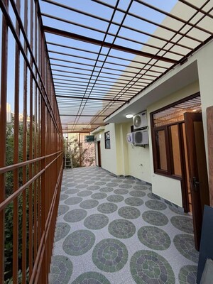 Bedroom in 3.5 BHK Builder Floor at Dlf Phase ii – for Rent