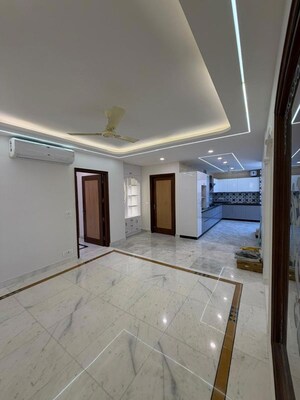 Room in 3.5 BHK Builder Floor at Dlf Phase ii – for Rent