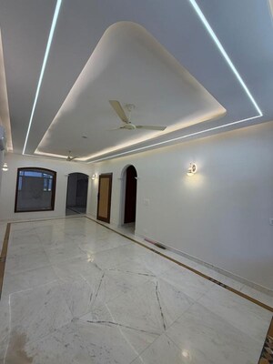 Room in 3.5 BHK Builder Floor at Dlf Phase ii – for Rent