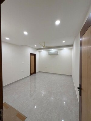 Room in 3.5 BHK Builder Floor at Dlf Phase ii – for Rent