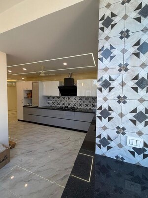 Parking in 3.5 BHK Builder Floor at Dlf Phase ii – for Rent