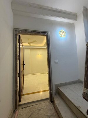 Building Lobby in 3.5 BHK Builder Floor at Dlf Phase ii – for Rent