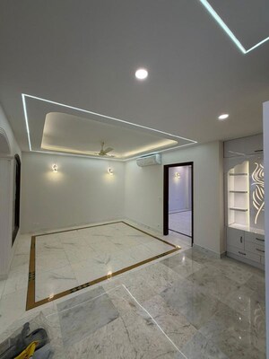 Room in 3.5 BHK Builder Floor at Dlf Phase ii – for Rent