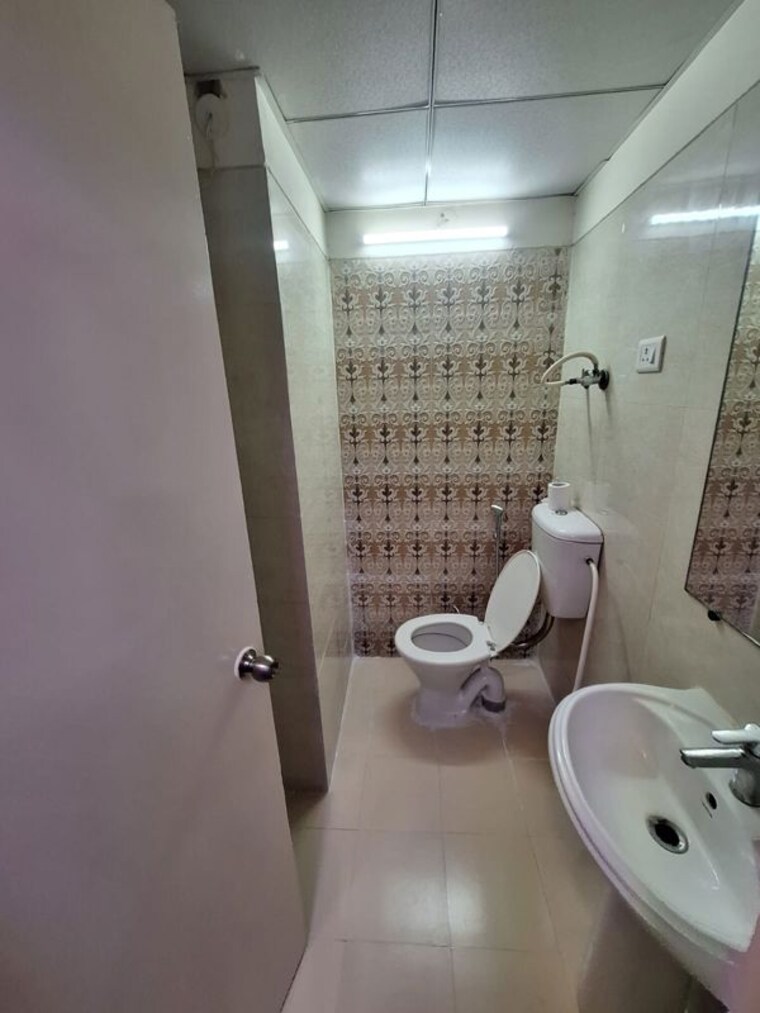 Bathroom, gaur-city-2-14th-avenue 2 Bedroom 745 Sq.Ft. Apartment In Sector 16c Greater Noida Greater Noida 10740579