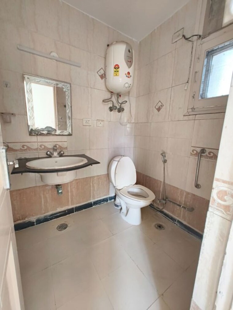 Bathroom, cghs-hewo-apartments 3 Bedroom 1430 Sq.Ft. Apartment In Sector 56 Gurgaon 10740574