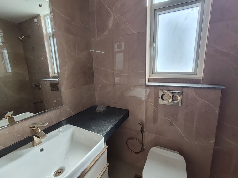 Bathroom, smart-world-orchard 3 Bedroom 1680 Sq.Ft. Apartment In Sector 61 Gurgaon 10740634