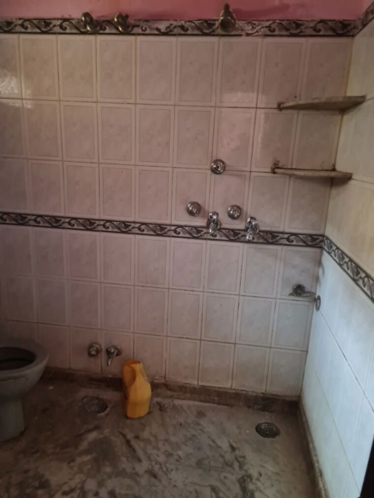 Bathroom, sector 14 3 Bedroom 100 Sq.Yd. Independent House In Sector 14 Rohtak 10740650