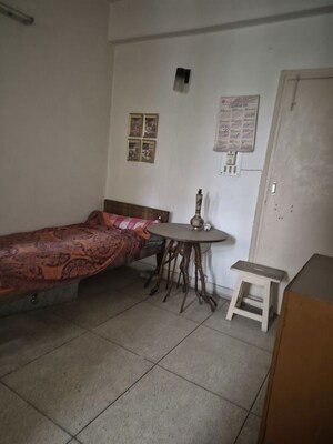 Room in 3.5 BHK Apartment at Mayur Vihar – for Rent