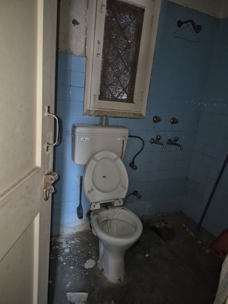 Bathroom, mayur vihar 3.5 Bedroom 1250 Sq.Ft. Apartment In Mayur Vihar Delhi 10740665