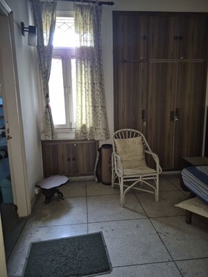 Room in 3.5 BHK Apartment at Mayur Vihar – for Rent