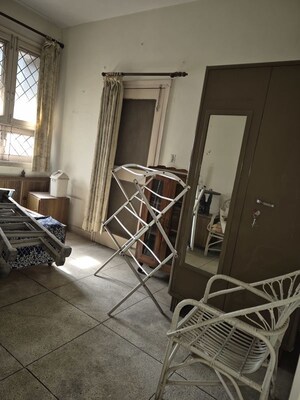 Room in 3.5 BHK Apartment at Mayur Vihar – for Rent