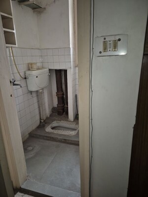 Attached Bathroom in 3.5 BHK Apartment at Mayur Vihar – for Rent