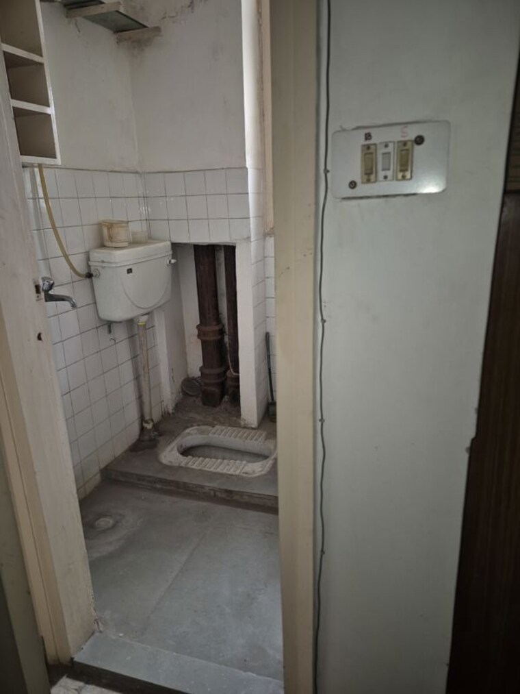 Attached Bathroom, mayur vihar 3.5 Bedroom 1250 Sq.Ft. Apartment In Mayur Vihar Delhi 10740665
