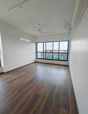 Room in 5 BHK Apartment at Kalpataru Magnus, Bandra East – for Rent