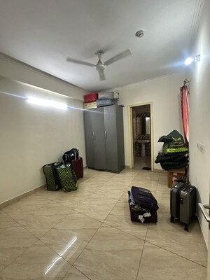 Room in 2 BHK Apartment at Gaur City 7th Avenue, Sector 4 Greater Noida – for Rent