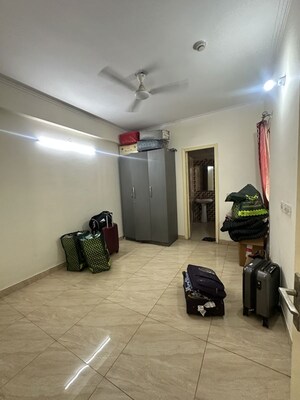 Room in 2 BHK Apartment at Gaur City 7th Avenue, Sector 4 Greater Noida – for Rent