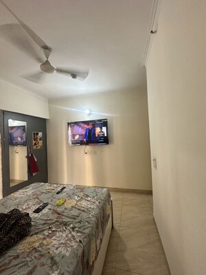 Room in 2 BHK Apartment at Gaur City 7th Avenue, Sector 4 Greater Noida – for Rent