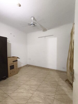 Room in 2 BHK Apartment at Gaur City 7th Avenue, Sector 4 Greater Noida – for Rent