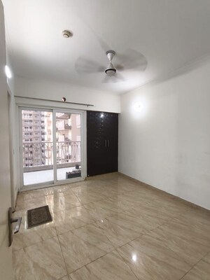 Room in 2 BHK Apartment at Gaur City 7th Avenue, Sector 4 Greater Noida – for Rent