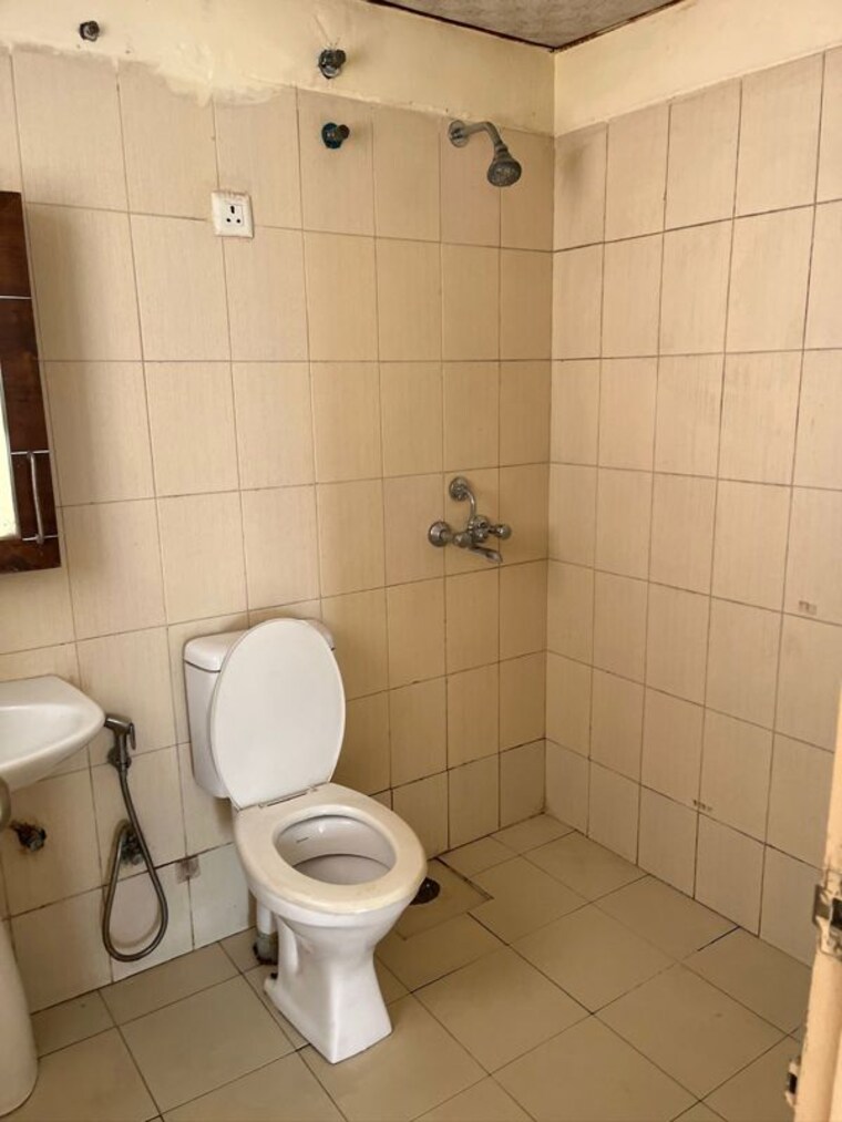 Bathroom, puri-pratham 3 Bedroom 1400 Sq.Ft. Apartment In Sector 84 Faridabad 10740746