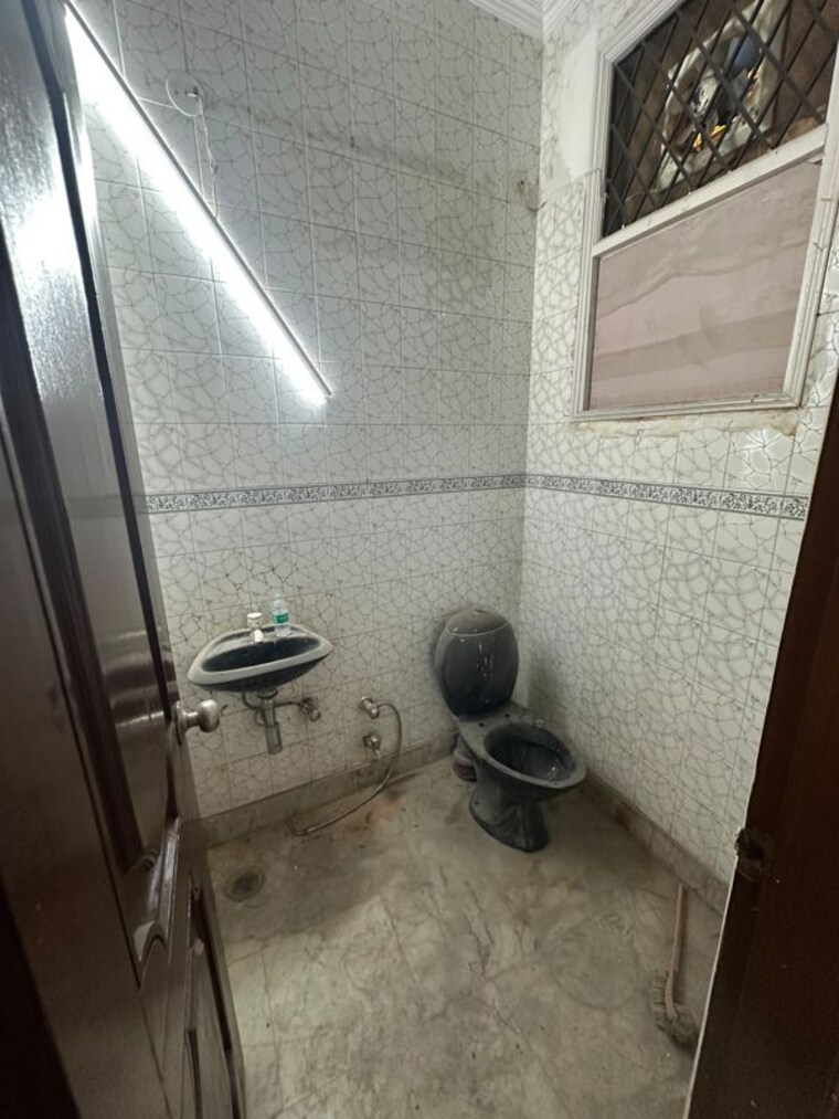 Bathroom, pamposh enclave 4 Bedroom 322 Sq.Yd. Builder Floor In Pamposh Enclave Delhi 10733892
